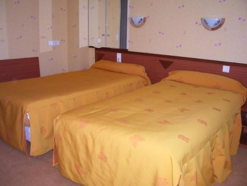 Hotel De L'Agriculture Decize Room photo