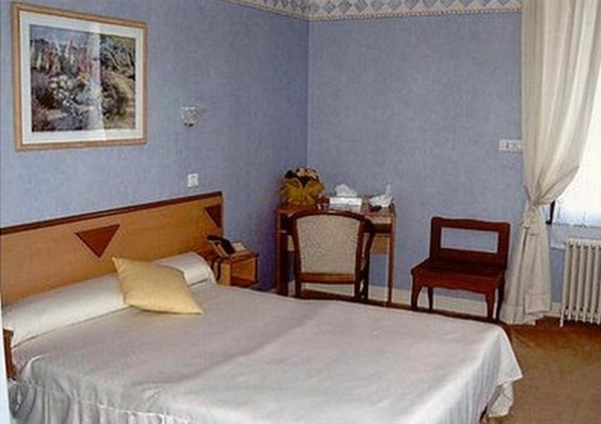 Hotel De L'Agriculture Decize Room photo