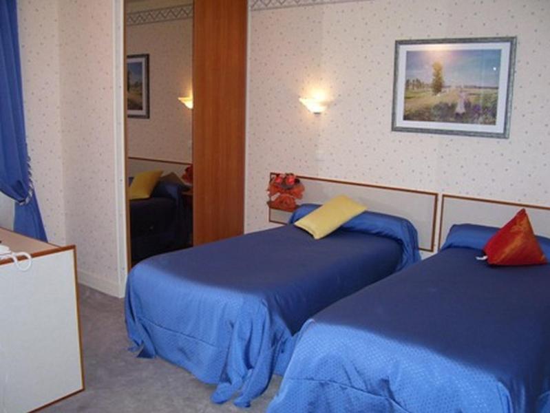 Hotel De L'Agriculture Decize Room photo